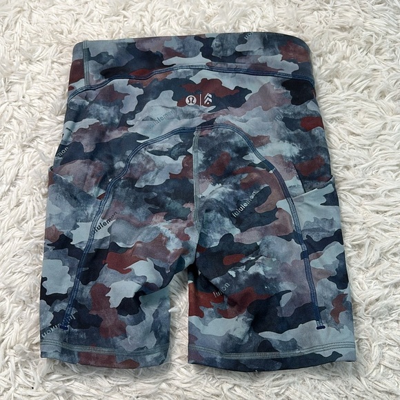 Lululemon Shorts camo with Pockets - Picture 4 of 5